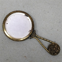 rundt-håndtag-håndspejl-messing-bagside-fint-dekoreret-gammelt-taskespejl